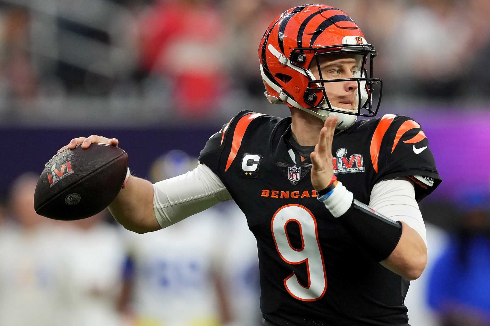Joe Burrow Cincinnati Bengals throwing football 