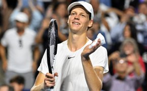 Jannike Sinner clapping with racket after win