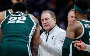 Tom Izzo coaching the MSU Spartans during a timeout.
